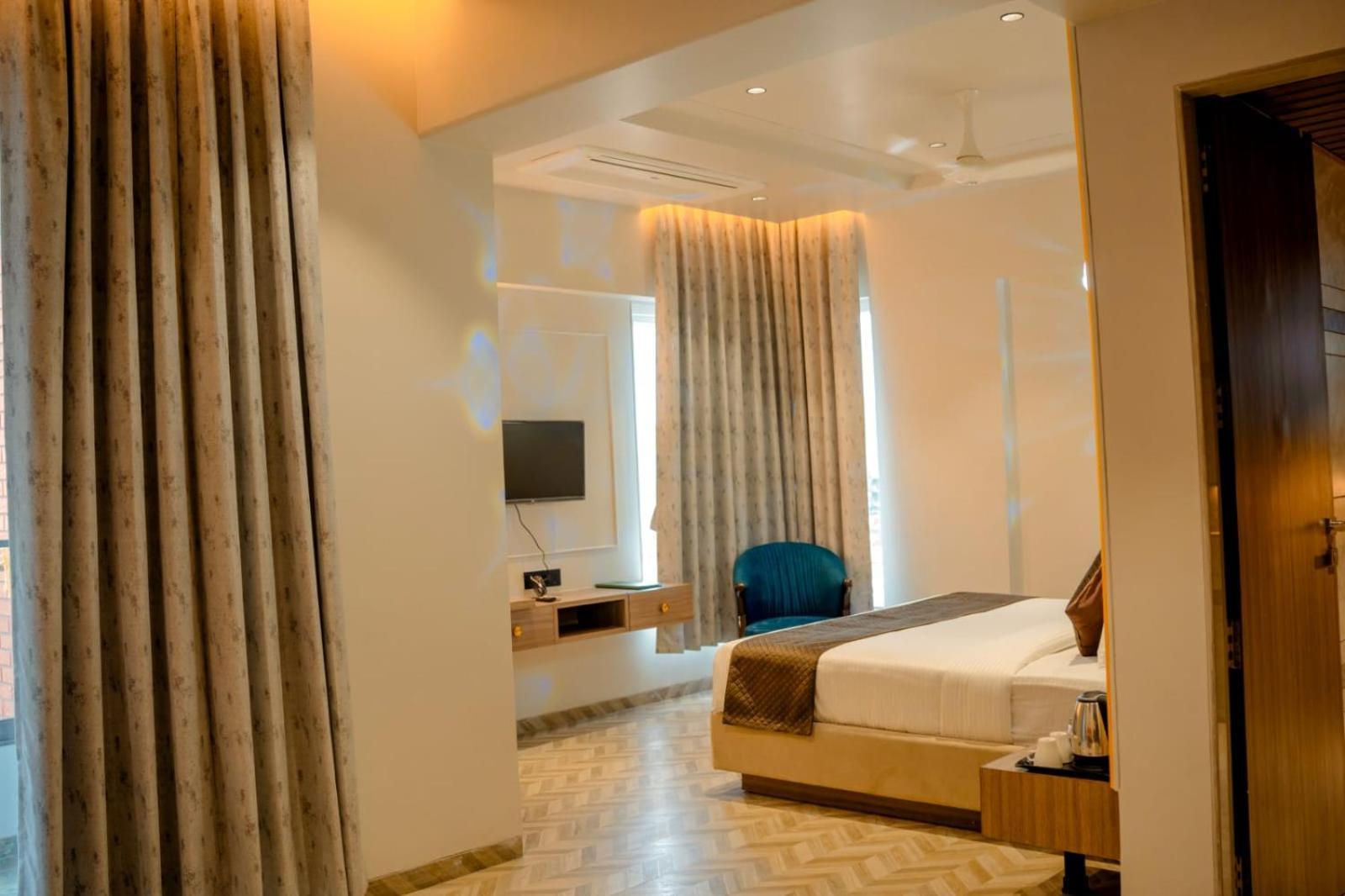 Narayani Executive Hotel Tuljapur Exterior photo